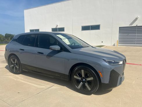 Used 2024 BMW iX xDrive50 w/ Premium Package AWD/4WD image 15