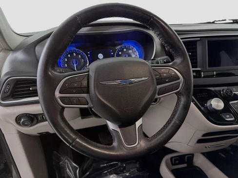 Used 2020 Chrysler Pacifica Touring-L FWD image 12