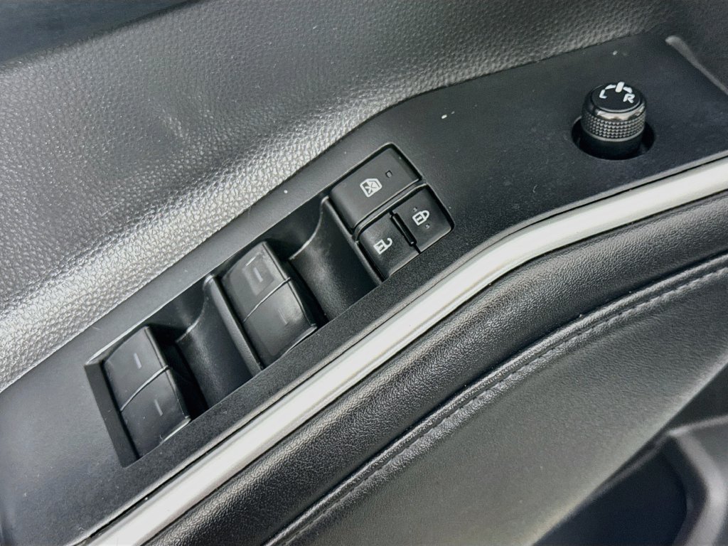 Used 2022 Toyota Highlander XLE AWD/4WD image 14