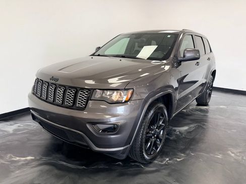 Used 2017 Jeep Grand Cherokee Altitude AWD/4WD image 4