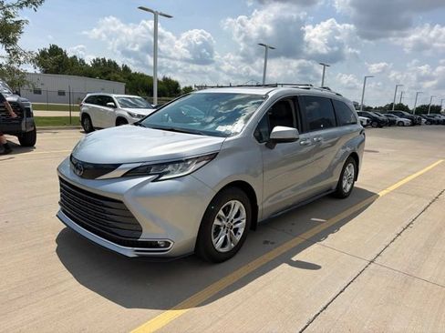 Used 2024 Toyota Sienna Limited AWD/4WD image 3
