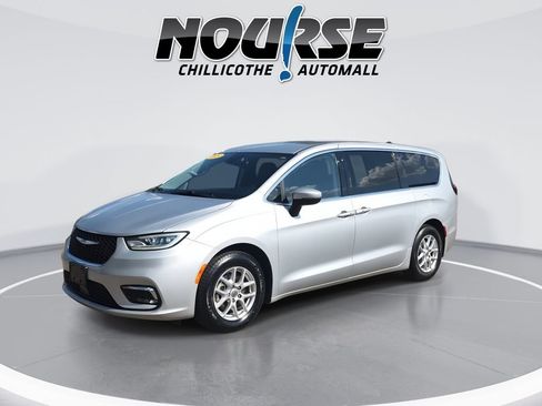 Used 2023 Chrysler Pacifica Touring-L FWD image 4