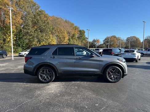 Used 2025 Ford Explorer ST-Line w/ ST-Line Street Pack image 2