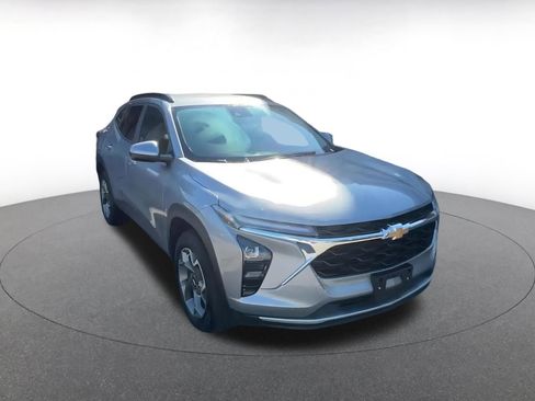 Used 2025 Chevrolet Trax LT image 3