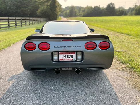 Used 2004 Chevrolet Corvette Coupe w/ Roof Package RWD image 2