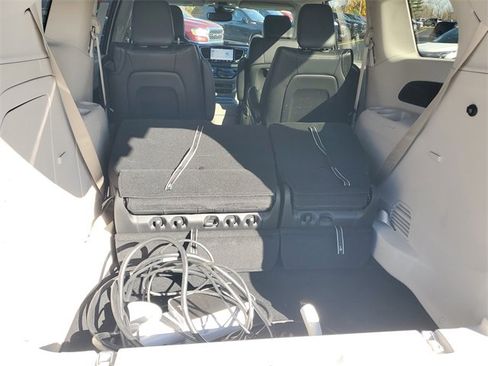 Used 2022 Chrysler Pacifica Touring-L image 8