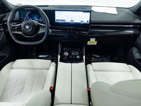 Certified 2025 BMW 530i xDrive w/ Premium Package image 20