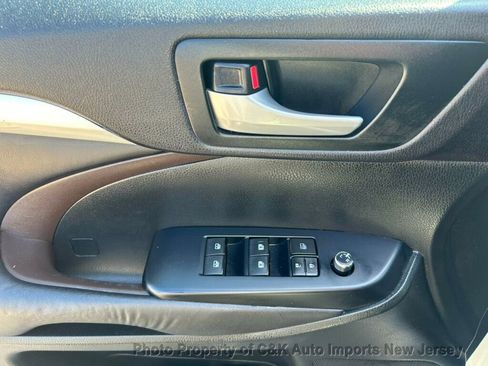 Used 2016 Toyota Highlander XLE AWD/4WD image 48