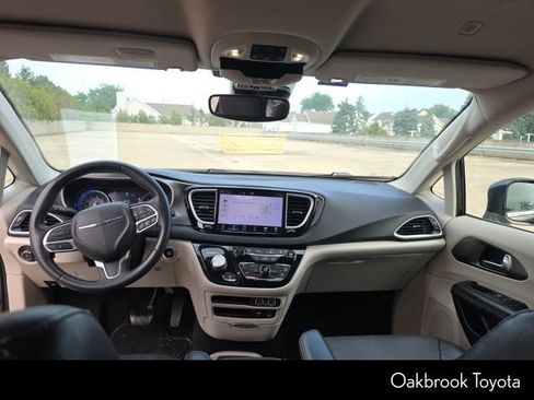 Used 2022 Chrysler Pacifica Touring-L FWD image 12
