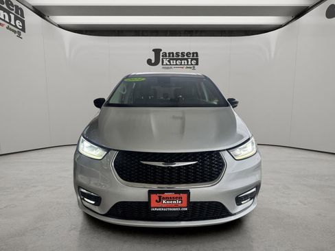 Used 2024 Chrysler Pacifica Touring-L FWD image 4