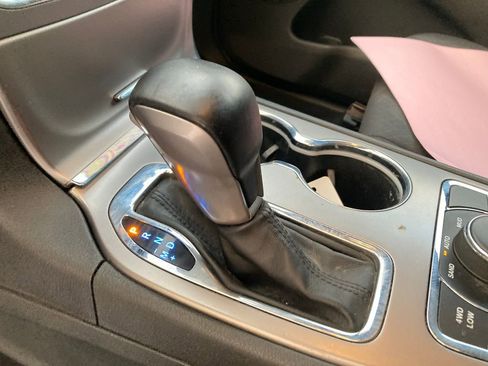 Used 2020 Jeep Grand Cherokee Laredo image 28