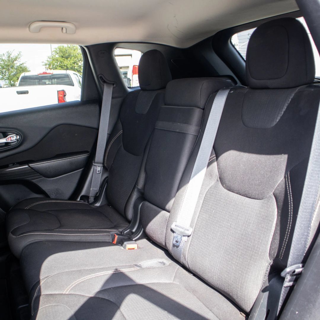 Used 2016 Jeep Cherokee Latitude FWD image 23