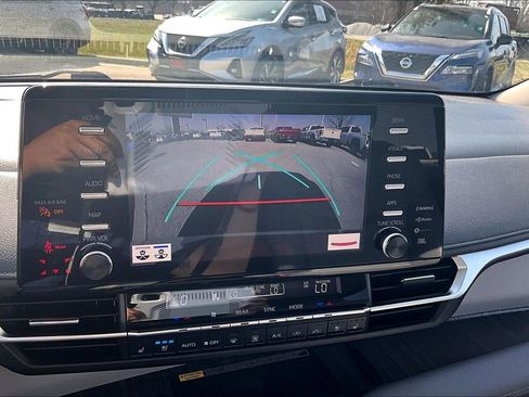 Used 2021 Toyota Sienna Limited image 21