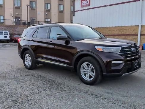 Used 2023 Ford Explorer XLT w/ Equipment Group 202A image 2