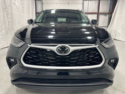 Used 2025 Toyota Highlander XLE image 2