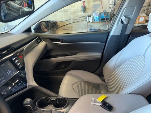Used 2018 Toyota Camry SE w/ Moonroof Package FWD image 32