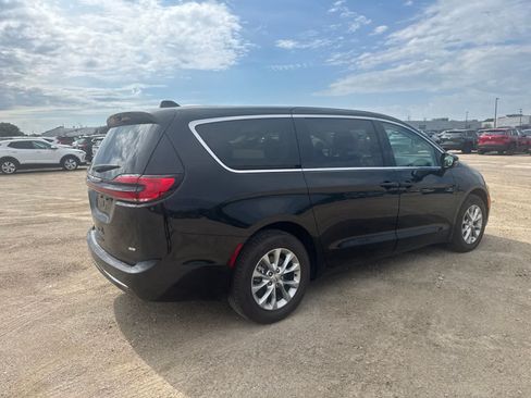 Used 2024 Chrysler Pacifica Touring-L AWD/4WD image 5