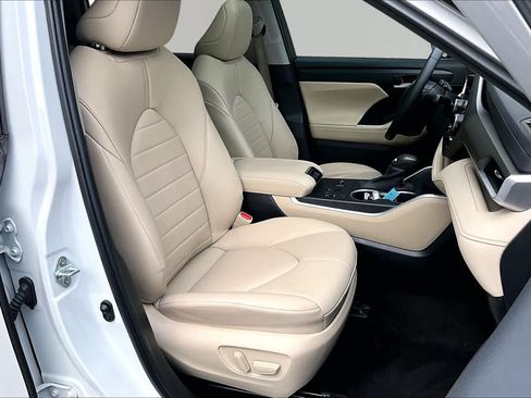 Used 2023 Toyota Highlander XLE FWD image 9