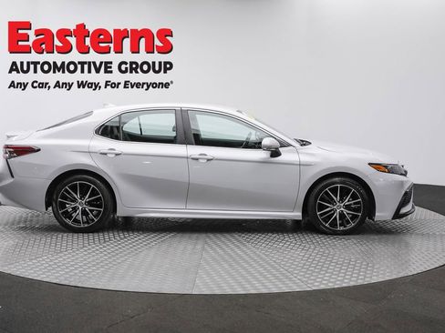 Used 2024 Toyota Camry SE image 4