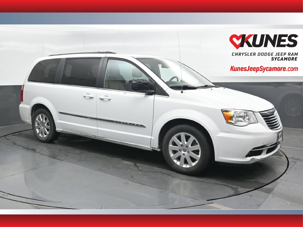 Used 2016 Chrysler Town & Country Touring FWD image 1