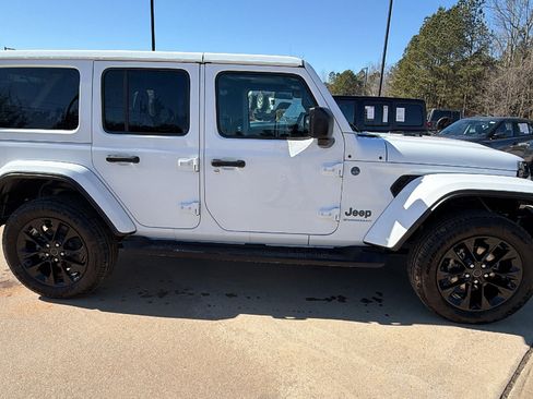 Used 2025 Jeep Wrangler Sahara 4xe image 7