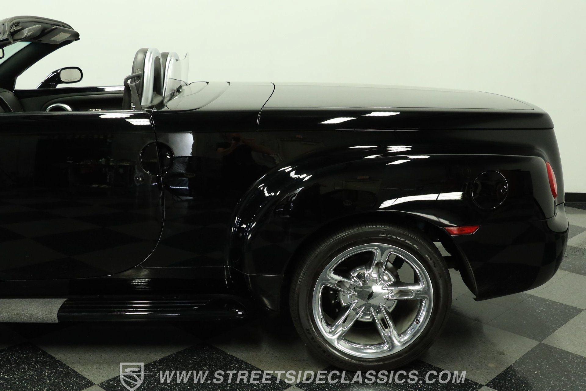 Used 2004 Chevrolet SSR w/ Preferred Equipment Group RWD image 24