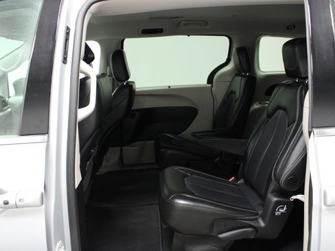 Used 2024 Chrysler Pacifica Touring-L image 13