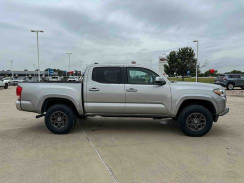 Used 2017 Toyota Tacoma SR5 AWD/4WD image 2