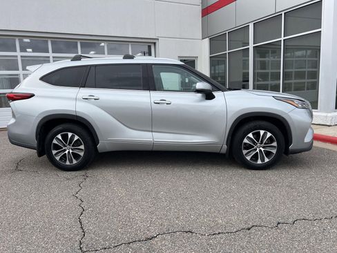 Used 2020 Toyota Highlander XLE image 20