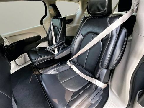 Used 2022 Chrysler Pacifica Touring-L FWD image 26