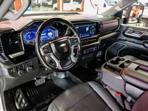 Used 2024 Chevrolet Silverado 2500 LT w/ Convenience Package image 5