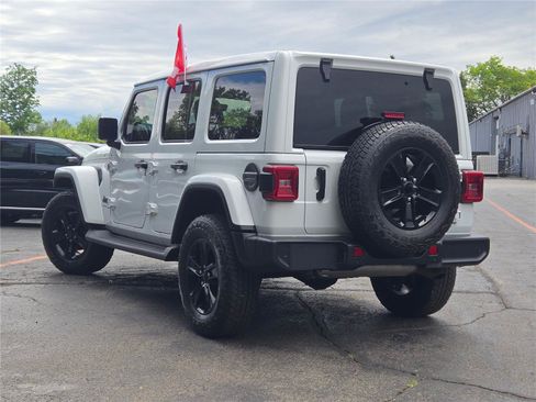 Used 2023 Jeep Wrangler Unlimited Sahara AWD/4WD image 13