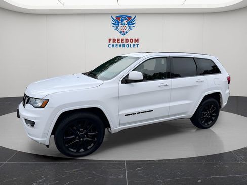 Used 2018 Jeep Grand Cherokee Altitude AWD/4WD image 2