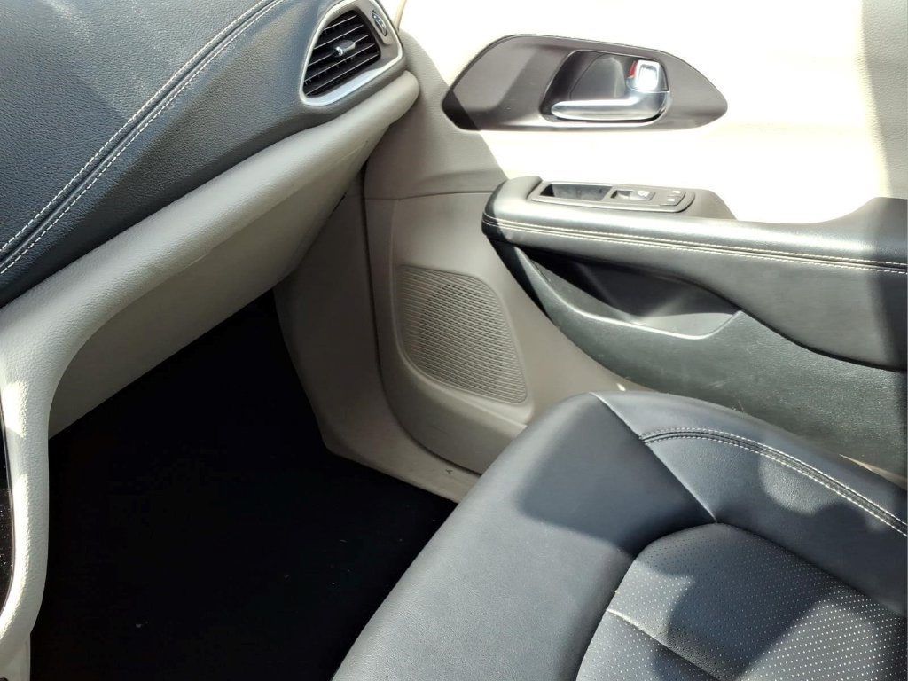 Used 2024 Chrysler Pacifica Limited FWD image 23