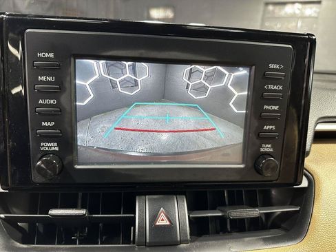 Used 2019 Toyota RAV4 LE FWD image 18