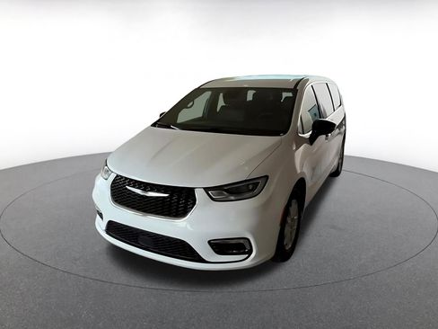 Used 2025 Chrysler Pacifica Select image 7