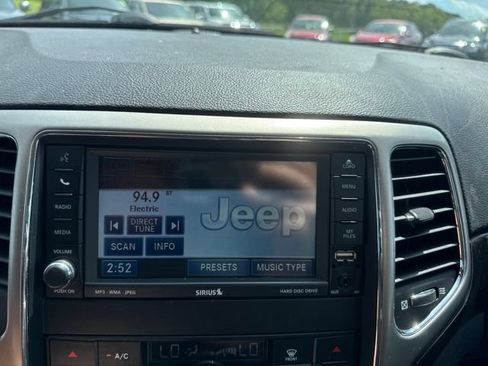 Used 2011 Jeep Grand Cherokee Laredo AWD/4WD image 16