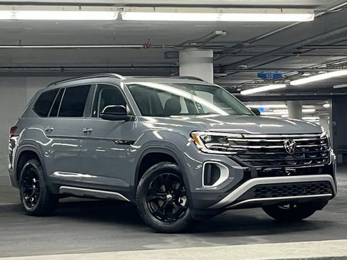 Certified 2025 Volkswagen Atlas Peak Edition SE AWD/4WD image 2