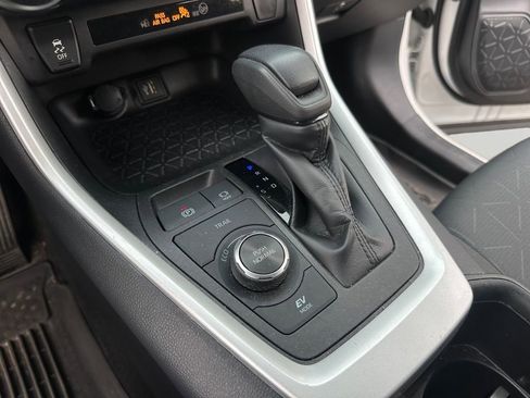 Used 2025 Toyota RAV4 XLE AWD/4WD image 18