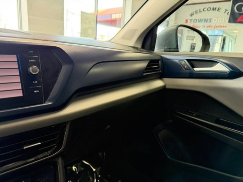 Used 2022 Volkswagen Taos SE w/ Panoramic Sunroof Package image 53