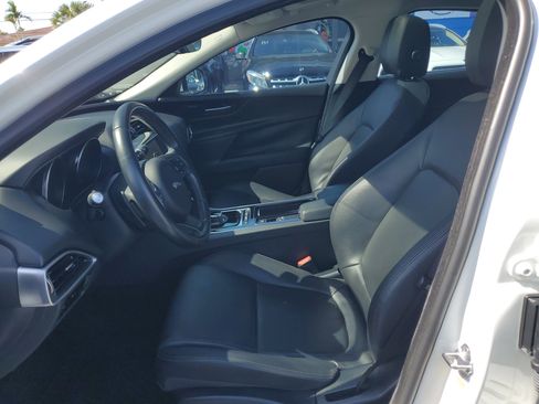 Used 2019 Jaguar XE Premium image 10