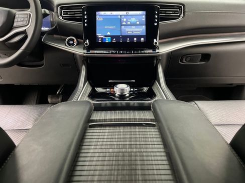 Used 2024 Jeep Wagoneer L Series II image 46