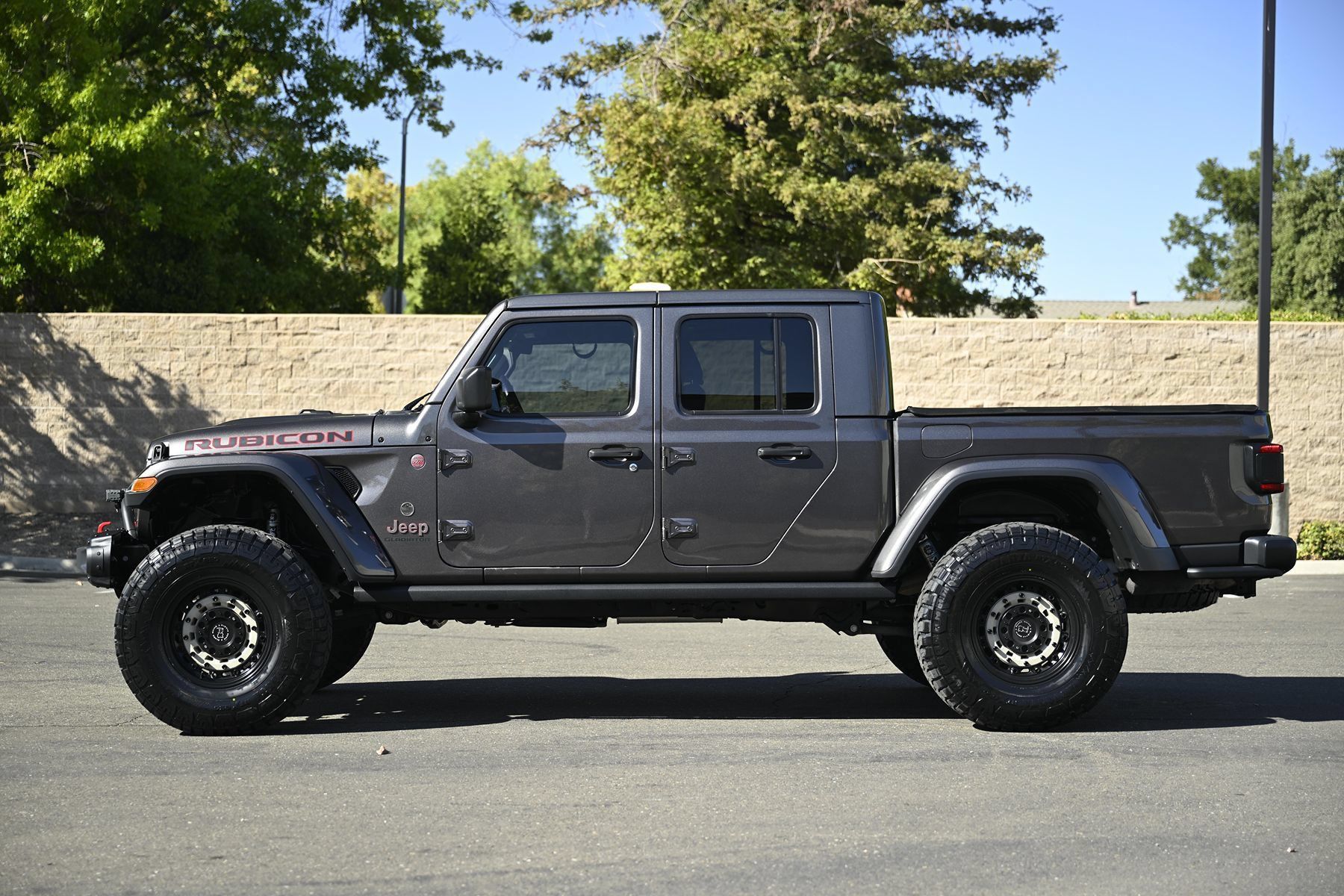 Used 2020 Jeep Gladiator Rubicon AWD/4WD image 2
