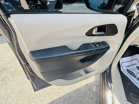 Used 2018 Chrysler Pacifica Touring-L Plus FWD image 11