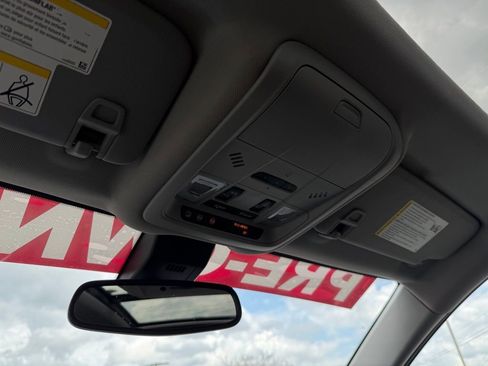 Used 2018 Chevrolet Equinox Premier image 23