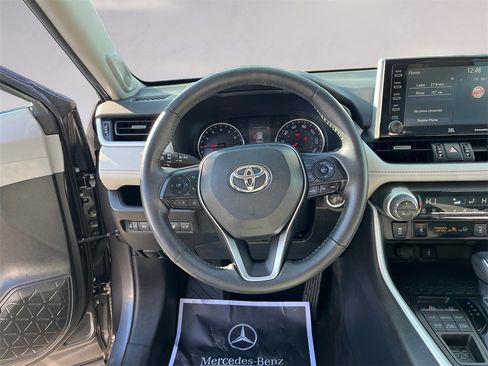 Used 2021 Toyota RAV4 XLE Premium image 12