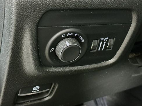 Used 2023 Jeep Grand Cherokee Laredo AWD/4WD image 18