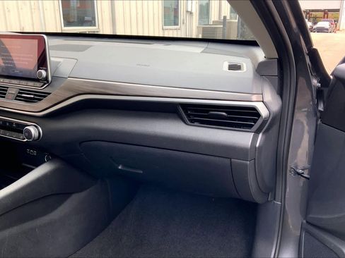 Used 2024 Nissan Altima 2.5 SV image 18