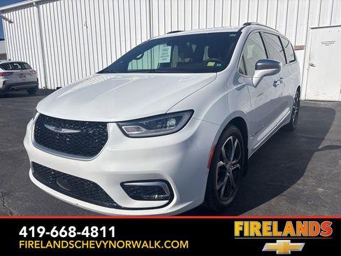 Used 2022 Chrysler Pacifica Pinnacle image 1