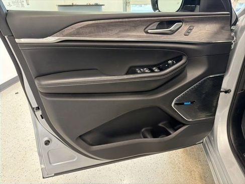 Used 2022 Jeep Grand Cherokee Overland AWD/4WD image 48